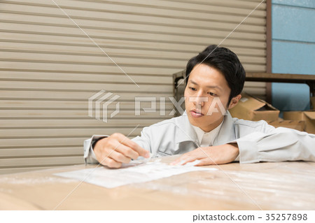 工廠人員工作運輸 工廠人員工作運輸 35257898
