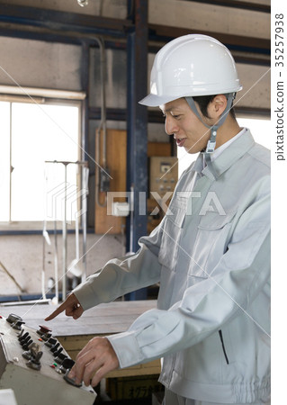 Factory person working die casting 35257938