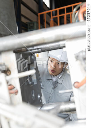 Factory person working die casting 35257944