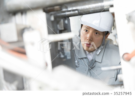 Factory person working die casting 35257945