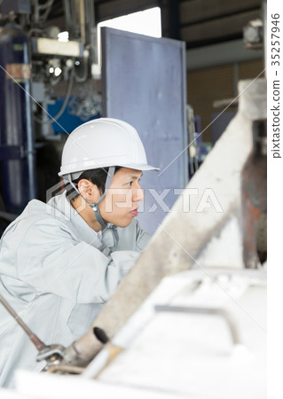 Factory person working die casting 35257946