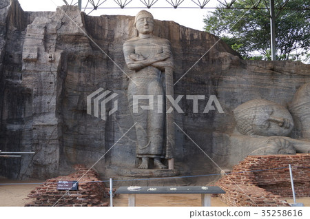 Statue of Vonnaluwa Gar Vihara in Sri Lanka Statue of Vonnaluwa Gar Vihara in Sri Lanka 35258616