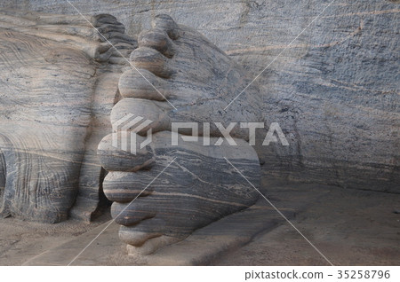 Bolongnalugar Vihara,斯里蘭卡Bodhisattva雕象的腳的腳底 Bolongnalugar Vihara,斯里蘭卡Bodhisattva雕象的腳的腳底 35258796