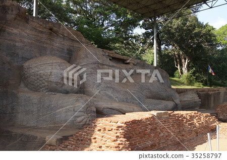 菩薩雕像在Bolongnalugar Vihara,斯里蘭卡 菩薩雕像在Bolongnalugar Vihara,斯里蘭卡 35258797