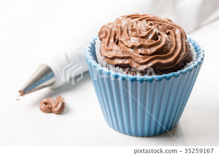 Chocolate cup cake with ganache chocolate cream 35259167
