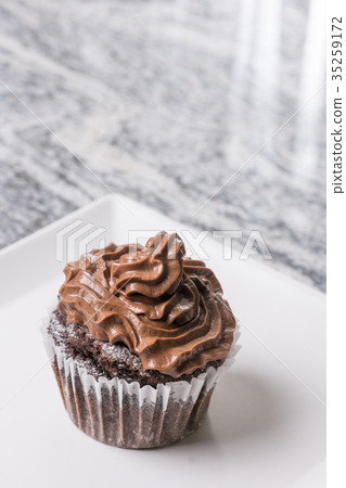 Chocolate cup cake with chocolate ganache cream 35259172