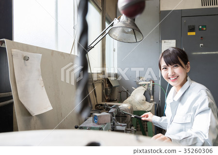 工廠人工作車床 35260306