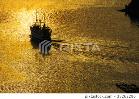 Kujukushima島觀光船和金色的夕陽 35262296