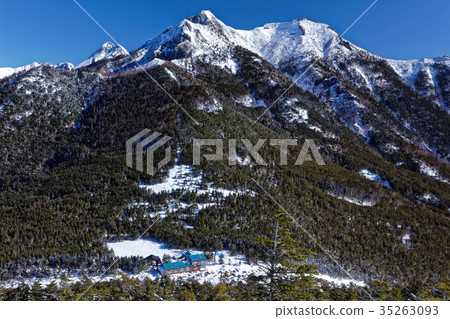 Yatsugatake山脈，Gongendake和冬季的青年小屋 35263093