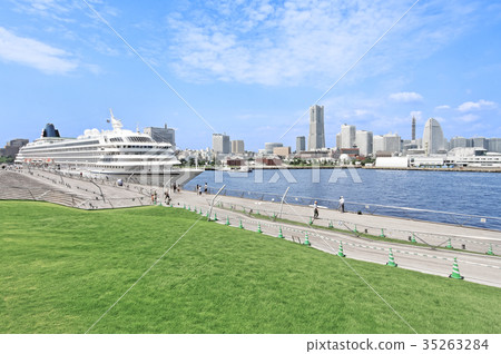 “Asuka II”停泊在Great Pier和Minato Mirai 35263284