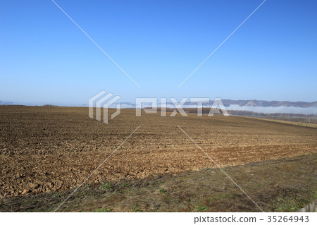 北海道的田野和雲彩 35264943