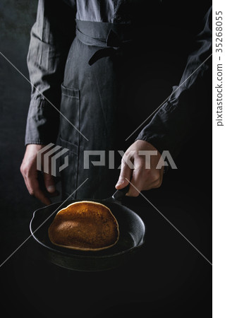 Chef cooking pancakes 35268055