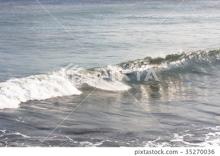 Surfing man 35270036