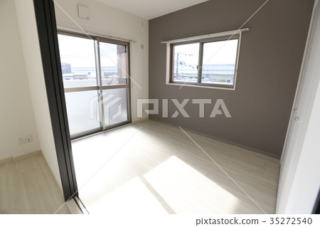 A room in the apartment 35272540