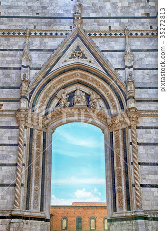 Arch window at the Siena Cathedral in Italy Arch window at the Siena Cathedral in Italy 35272813
