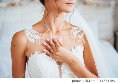 the bride wears a necklace around his neck the bride wears a necklace around his neck 35273169