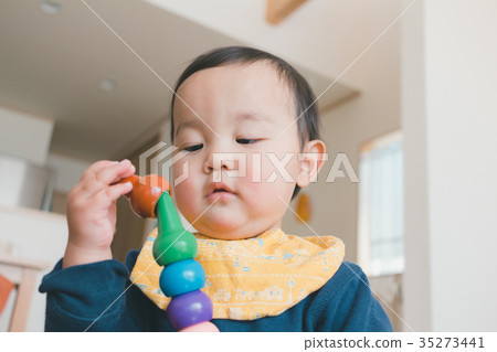 1 year old, younger, person 35273441
