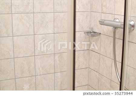 Bottles of shampoo and shower lotion 35273944