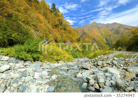 山流和秋天早晨山脈 35274943