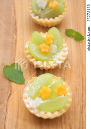 Shine Muscat tart ~ with rose and pear flowers 35278186