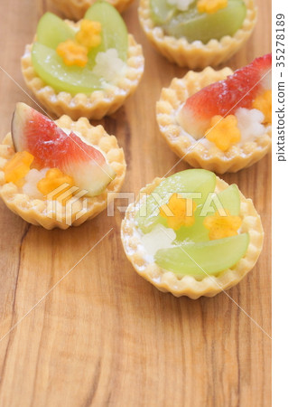 Shine Muscat tart with fig tart and rose and pear flowers Shine Muscat tart with fig tart and rose and pear flowers 35278189