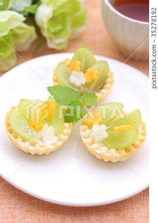 Shine Muscat tart ~ with rose and pear flowers Shine Muscat tart ~ with rose and pear flowers 35278192