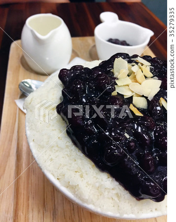 Korean Shave Ice, Red Bean Bingsu with Topping Korean Shave Ice, Red Bean Bingsu with Topping 35279335