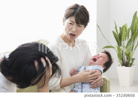 一對夫妻吵架 一對夫妻吵架 35280608