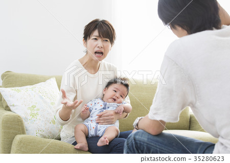 一對夫妻吵架 一對夫妻吵架 35280623