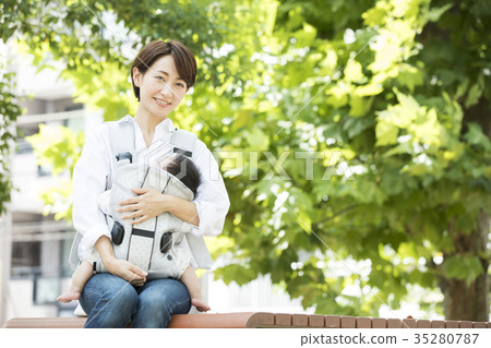 Mother with baby 35280787