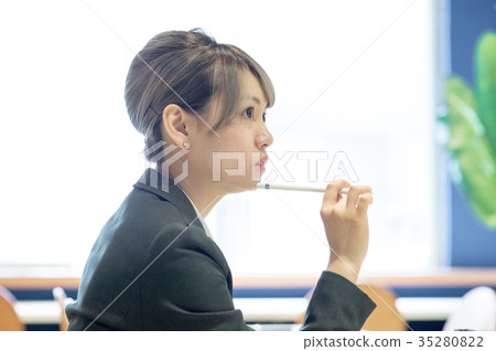 Zhengmei is in the office 35280822