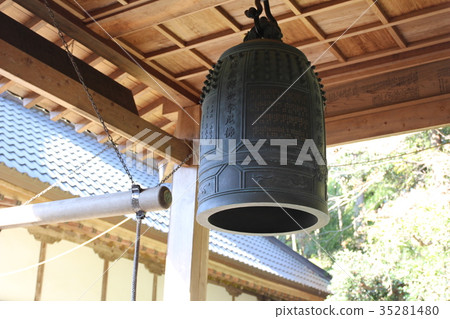 The bell of the time The bell of the time 35281480