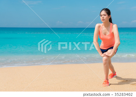 professional beauty girl athlete preparing to run 35283402