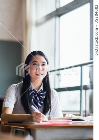 A high school student 35284082