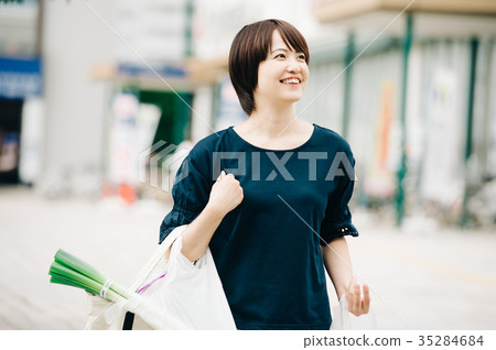 Smiling housewife shopping Smiling housewife shopping 35284684