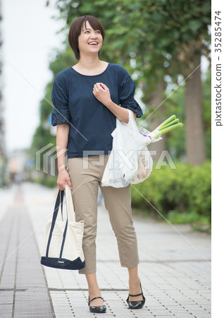 Housewife going home shopping at the supermarket Housewife going home shopping at the supermarket 35285474