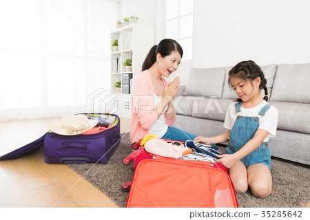 little girl packing travel luggage suitcase 35285642