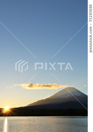 Winter blue sky and sunrise and Mt. Fuji 35285686