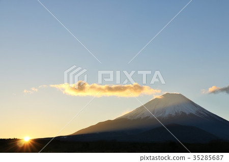 Winter blue sky and sunrise and Mt. Fuji 35285687