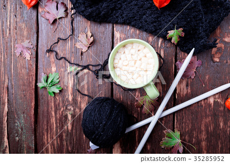 Cup of coffee with marshmallow near Christmas. 35285952