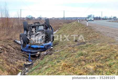 the car flipped, crashing on the roof 35289105