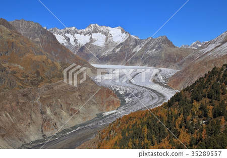 Aletsch glacier on a autumn day. Aletsch glacier on a autumn day. 35289557