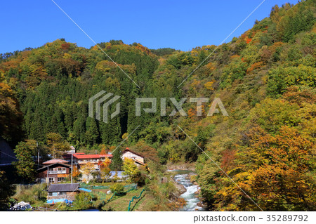 Autumn buttocks hot spring 35289792