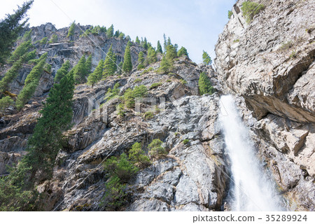 新疆維吾爾自治區烏魯木齊南山牧場 35289924