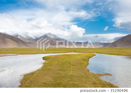 Lake Karakuri Kuzlus, Kyrgyzstan, Xinjiang Uygur Autonomous Region, China Lake Karakuri Kuzlus, Kyrgyzstan, Xinjiang Uygur Autonomous Region, China 35290496