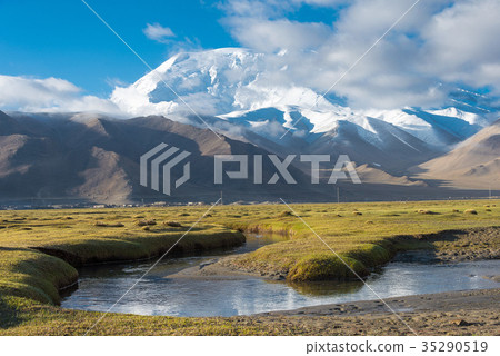 Musttagata mountain (7546m) seen from Lake Karakri Kuzlus, Kyrgyzstan, Xinjiang Uygur Autonomous Region, China Musttagata mountain (7546m) seen from Lake Karakri Kuzlus, Kyrgyzstan, Xinjiang Uygur Autonomous Region, China 35290519