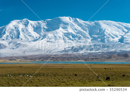 Lake Karakuri Kuzlus, Kyrgyzstan, Xinjiang Uygur Autonomous Region, China Lake Karakuri Kuzlus, Kyrgyzstan, Xinjiang Uygur Autonomous Region, China 35290534