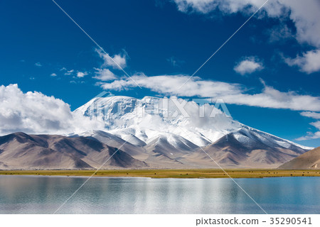 Lake Karakuri Kuzlus, Kyrgyzstan, Xinjiang Uygur Autonomous Region, China Lake Karakuri Kuzlus, Kyrgyzstan, Xinjiang Uygur Autonomous Region, China 35290541