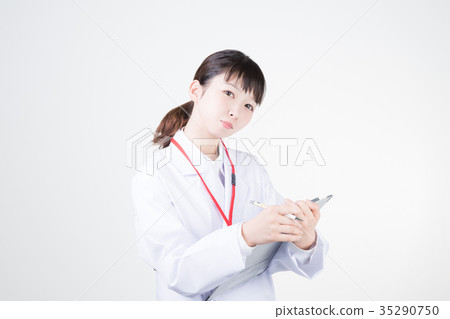 白色的一位女士 35290750