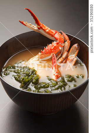 Miso soup with blue crab and sea bream 35290880